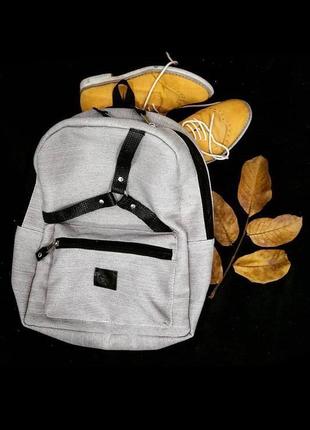 Брезентовий рюкзак бежевого кольору від майстерні wild з шкіряними смужками чорного кольору8 фото