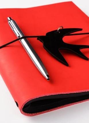 Красный кожаный блокнот с ласточкой и черной бумагой2 фото