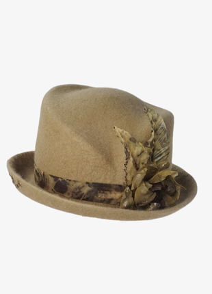 Жіночий декорований капелюшок і легкий шалик до нього