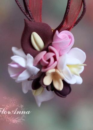 Кулон с цветами "каллы с фрезиями и розами"