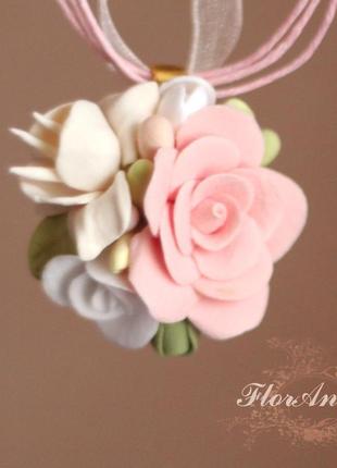 Кулон с цветами  "розы с фрезией"1 фото