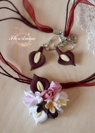 Серьги и кулон из полимерной глины "каллы с фрезиями"
