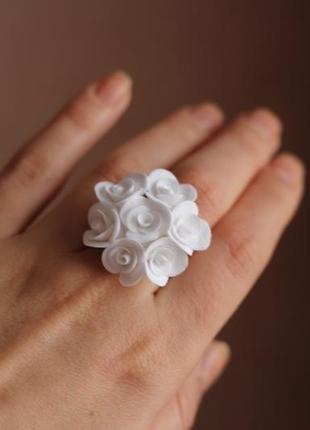 Кільце з квітами "білі троянди"