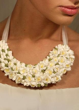 Свадебное колье с цветами из полимерной глины "белые фрезии"