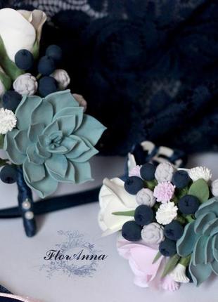 Весільний комплект (браслет нареченої та бутоньєрка )"сукуленти з чорницею і трояндами"4 фото