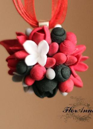 Красный кулон с цветами "готика"