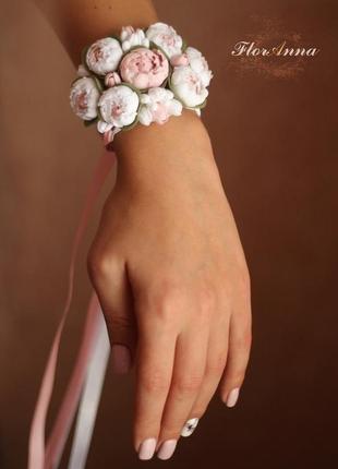 Весільний комплект "біло-пудрові півонії" (бутоньєрка і квітковий браслет)2 фото