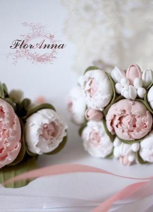 Весільний комплект "біло-пудрові півонії" (бутоньєрка і квітковий браслет)3 фото