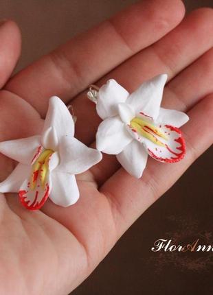Комплект прикрас "білі орхідеї" сережки і шпилька з полімерної глини2 фото