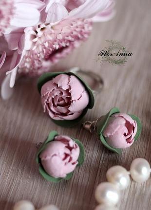 Комплект прикрас сережки і каблучка з квітами з полімерної глини "рожеві пиончики"