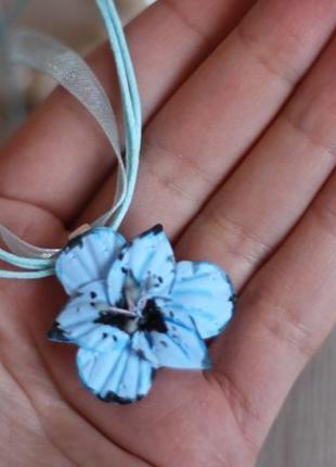 Кулон квітка з полімерної глини "блакитний гладіолус"3 фото