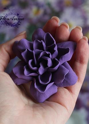 Фиолетовая заколка/брошь "гардения"