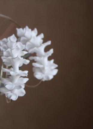 Білі сережки кільця-конго з квітами з полімерної глини3 фото