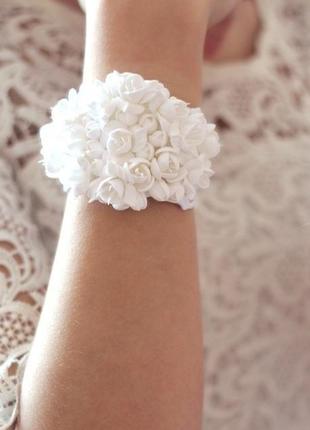 Свадебный браслет на руку для невесты или свидетельницы. браслет с цветами  "белые фрезии"4 фото