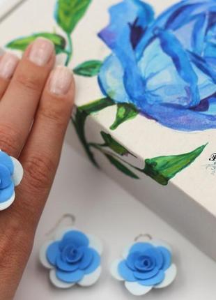 Оригінальний подарунок дівчині. серги+кільце з квітами "блакитні трояндочки" в подарунковій коробочці1 фото