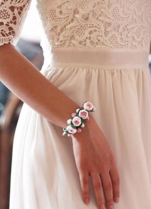 Браслет на руку с цветами  "бело-розовые пионы с бутонами"4 фото