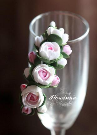 Браслет на руку с цветами  "бело-розовые пионы с бутонами"1 фото