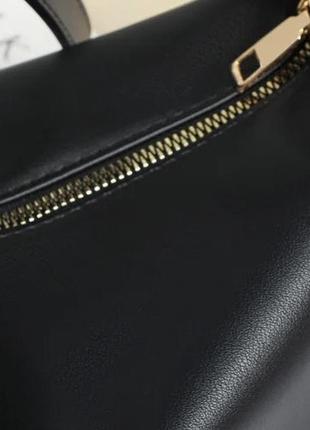 Стильна лаконічна чорна жіноча сумка на плече кросбоді багетка екошкіра10 фото