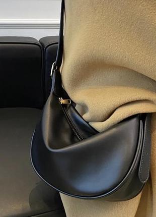 Стильна лаконічна чорна жіноча сумка на плече кросбоді багетка екошкіра2 фото