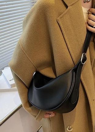 Стильна лаконічна чорна жіноча сумка на плече кросбоді багетка екошкіра3 фото