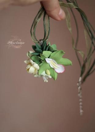 Зелений кулон з квітами з полімерної глини "орхідея з суккулентами і фрезією"3 фото