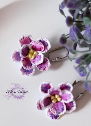 Фіолетові сережки з квітами "фіалки"1 фото