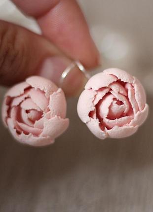 Пудрові сережки з півоніями