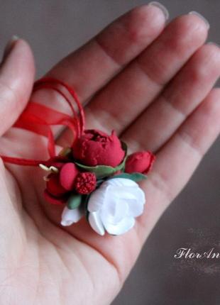 Червоний кулон з півоніями і фрезією