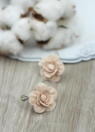 Пудровые серьги розы из полимерной глины4 фото