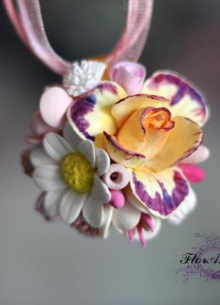 Яскравий кулон ручної роботи з квітами "літній коктейль"