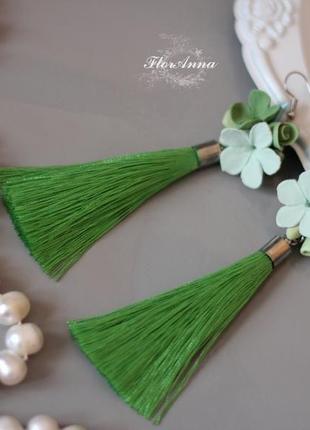 Зеленые серьги кисточки ручной работы с цветами из полимерной глины2 фото