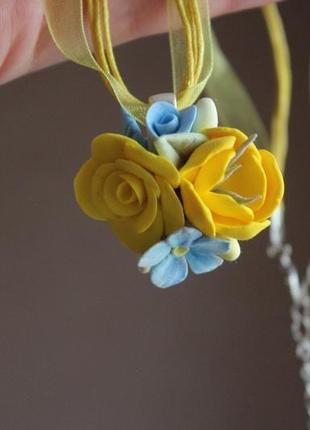 Жовто-блакитний кулон ркної роботи з квітами з полімерної глини "небесне сонце"2 фото