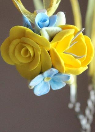 Жовто-блакитний кулон ркної роботи з квітами з полімерної глини "небесне сонце"3 фото