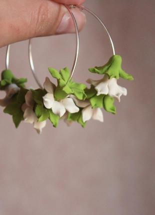 Зелено-бежеві сережки кільця ручної роботи з квітами2 фото
