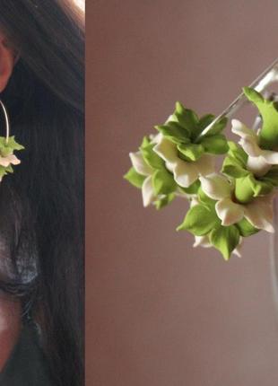 Зелено-бежеві сережки кільця ручної роботи з квітами3 фото