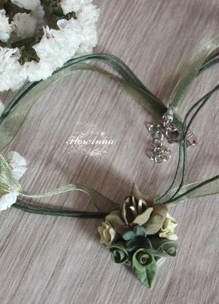 Зеленый кулон ручной работы с цветами из полимерной глины "лесной аромат"3 фото