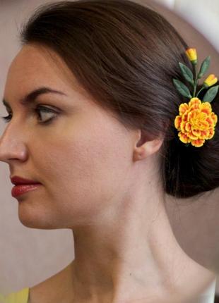 Заколка веточка с бархатцем из полимерной глины