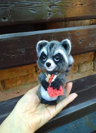 Игрушка валяная из шерсти" енот "