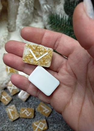 Руни з епоксидної смоли