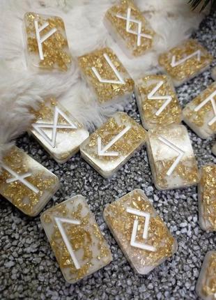 Руни з епоксидної смоли