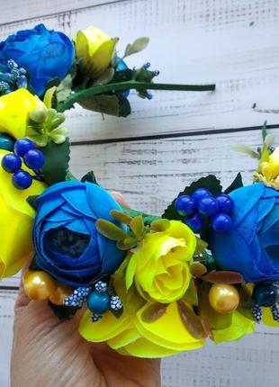 Пышный украинский веночек сине-желтый, розы и поны