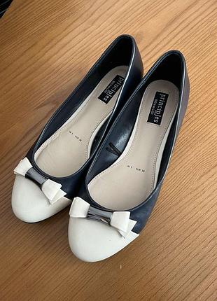 Стильні, шкіряні балетки.