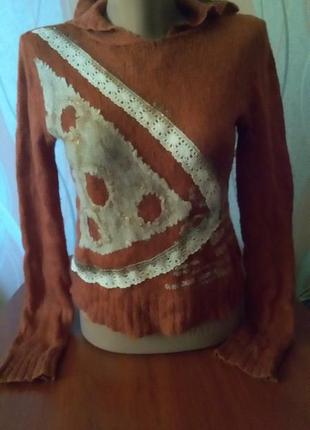 Короткий свитерок пуловер с капюшоном терракотового кирпичного или темно оранжевого цвета