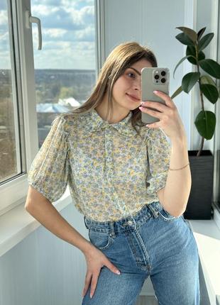 Ніжна блуза в квітковий принт з коміром і рюшами 1+1=3
