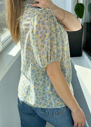 Нежная блуза в цветочный принт с воротником и рюшами 1+1=34 фото