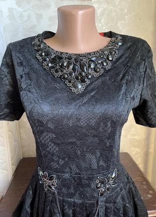 Гипюровое, кружевное вечернее платье с ожерельем