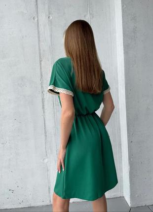 Зелена, смарагдова коротка святкова сукня з мереживом та пояском6 фото