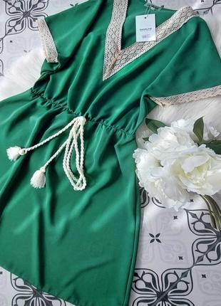 Зелена, смарагдова коротка святкова сукня з мереживом та пояском2 фото