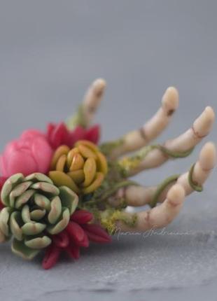 Брошка у вигляді кістлявої руки з сукулентами, незвична й оригінальна брошка з квітами2 фото