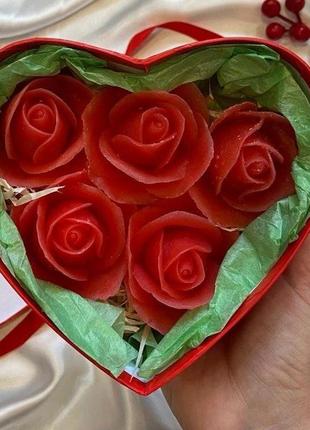 Подарунковий набір мила у вигляді троянд у коробочці сердечко1 фото